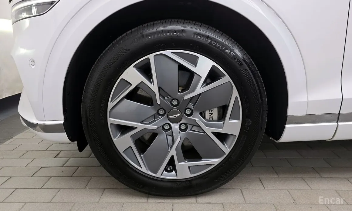 Photo 5 - Genesis GV70