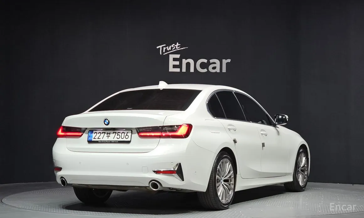 Photo 2 - BMW 3 Series