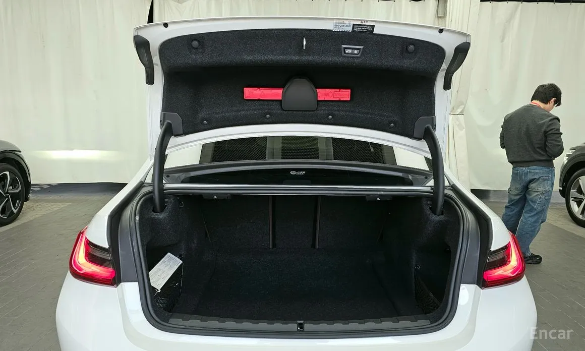 Photo 20 - BMW 3 Series