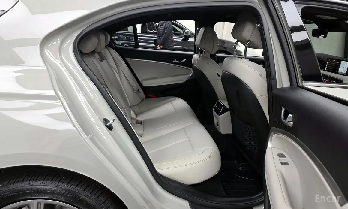 Фото 12 - Genesis G70