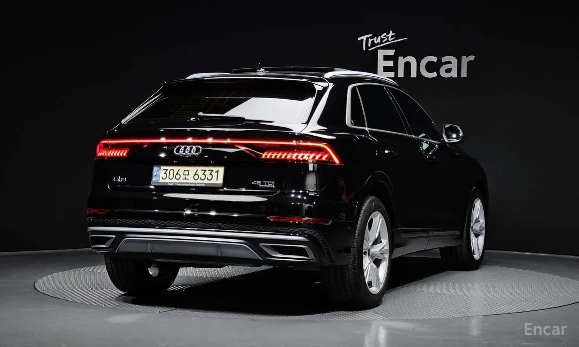 Photo 2 - Audi Q8