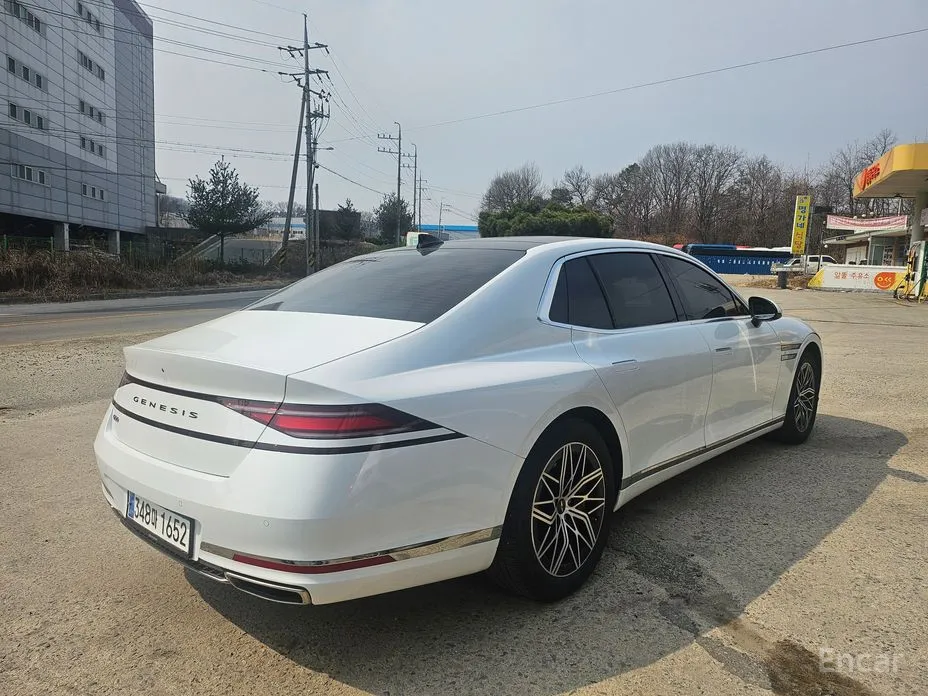 Фото 2 - Genesis G90