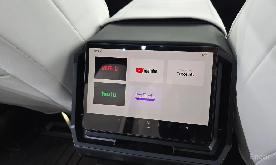 Photo 18 - Tesla Cybertruck