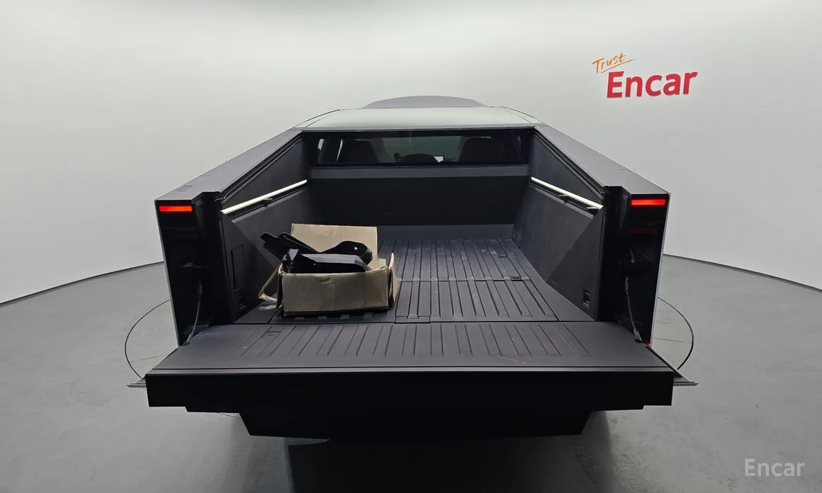 Photo 20 - Tesla Cybertruck