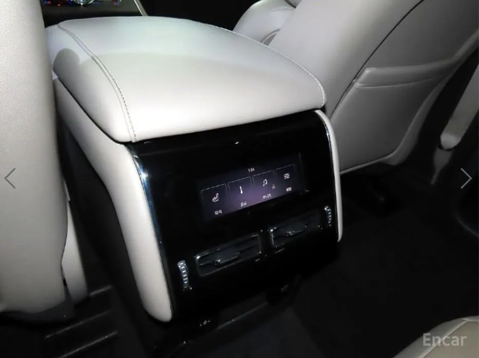 Фото 13 - Lincoln Aviator