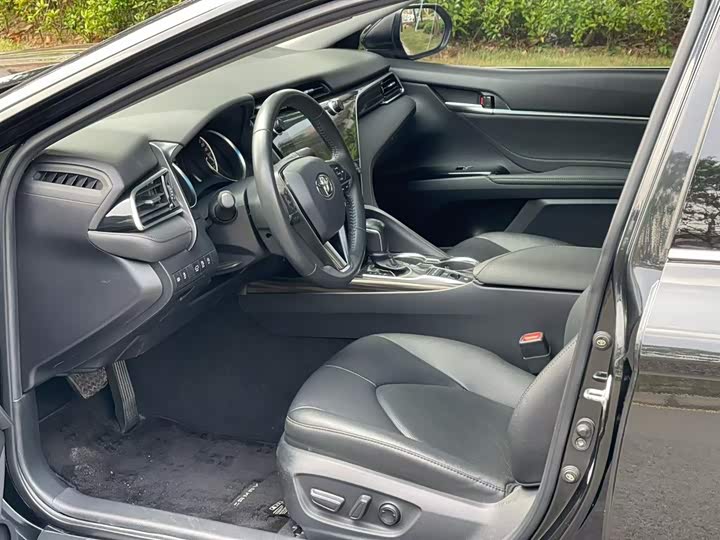 Фото 3 - Toyota Camry