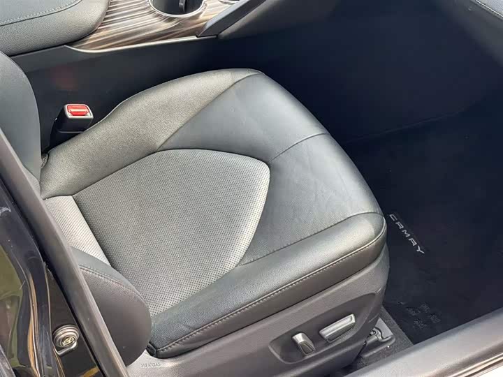 Фото 4 - Toyota Camry