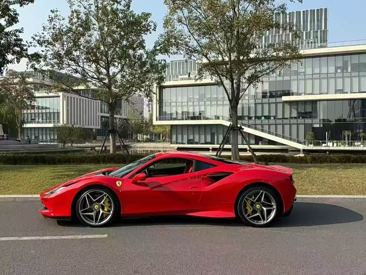 Photo 2 - Ferrari F8