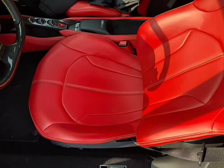 Photo 5 - Ferrari F8