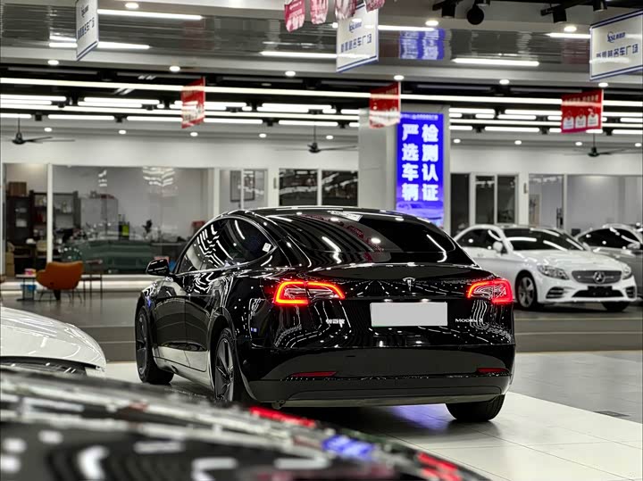 Фото 4 - Tesla Model 3