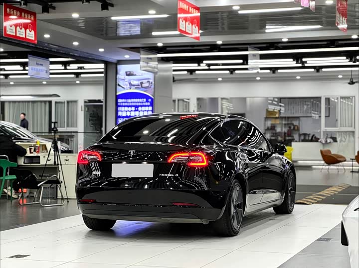 Фото 6 - Tesla Model 3