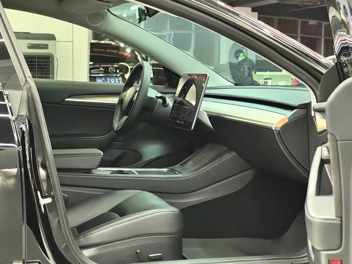 Фото 9 - Tesla Model 3