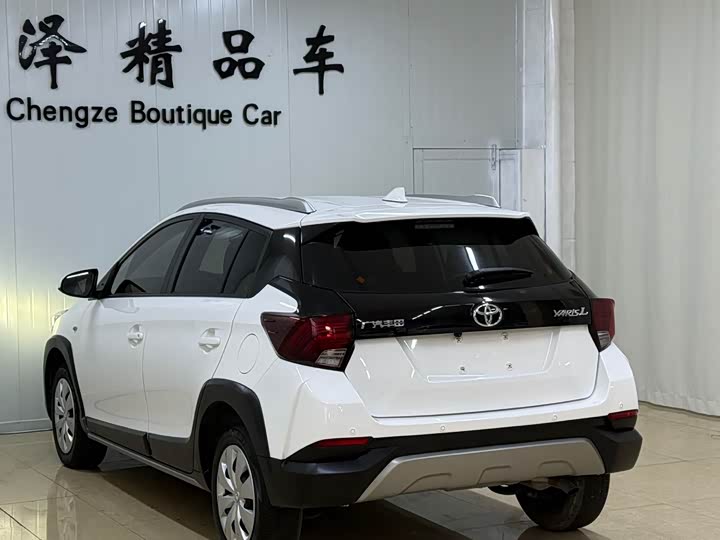 Фото 4 - Toyota Yaris L Hatchback