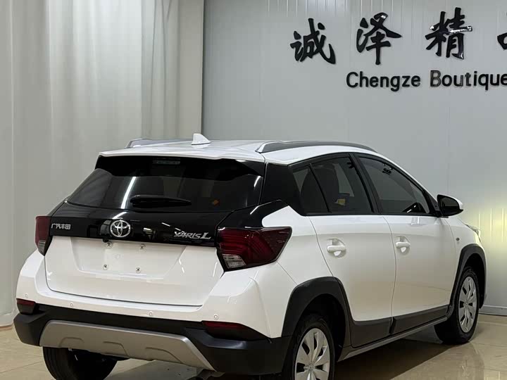 Фото 6 - Toyota Yaris L Hatchback