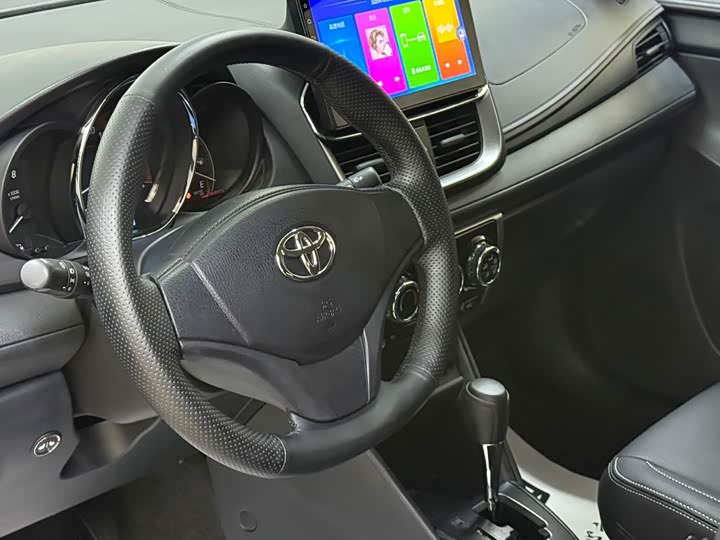 Фото 7 - Toyota Yaris L Hatchback