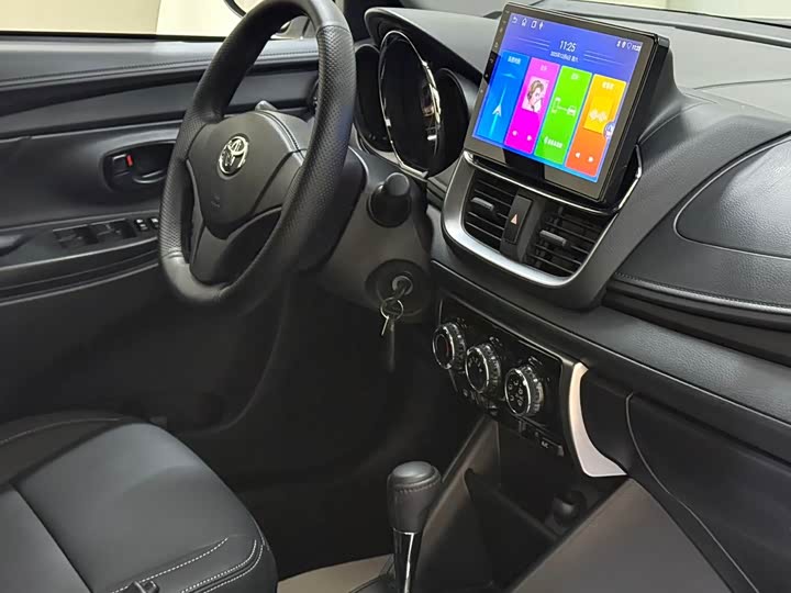 Фото 8 - Toyota Yaris L Hatchback