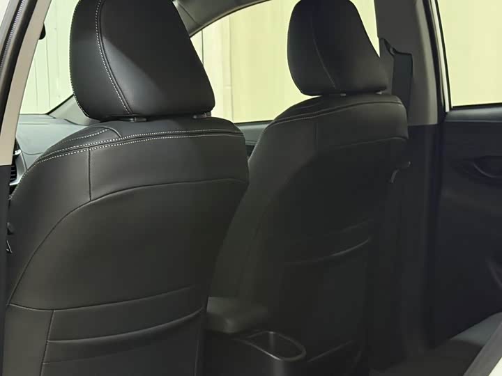 Фото 9 - Toyota Yaris L Hatchback