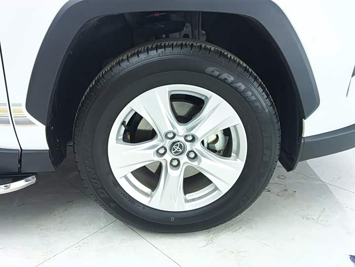 Фото 6 - Toyota RAV4