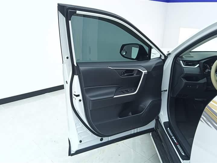 Фото 7 - Toyota RAV4