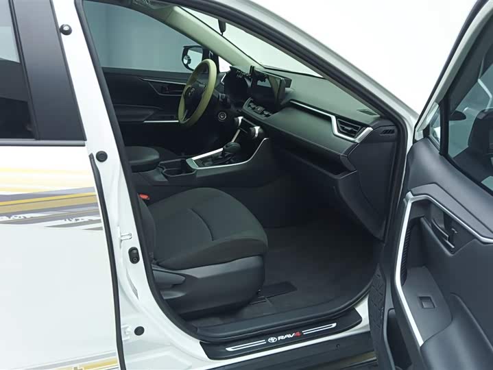 Фото 8 - Toyota RAV4