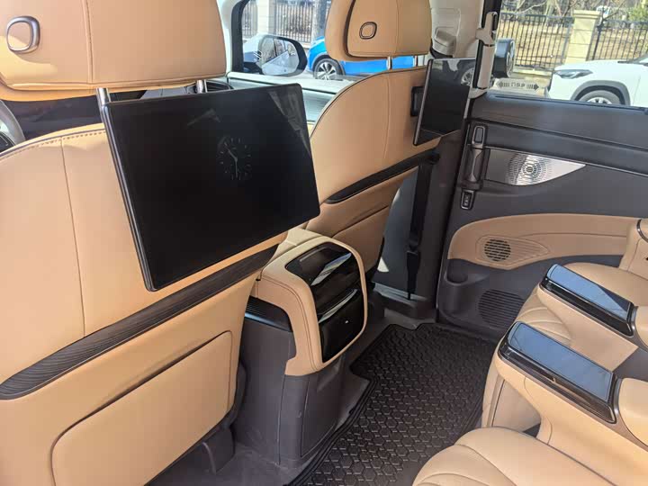 Фото 7 - Denza D9