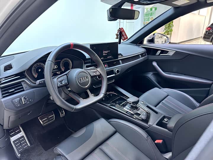 Фото 8 - Audi A4L