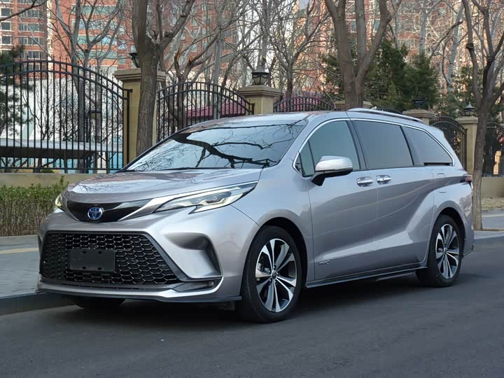 Фото 1 - Toyota Granvia