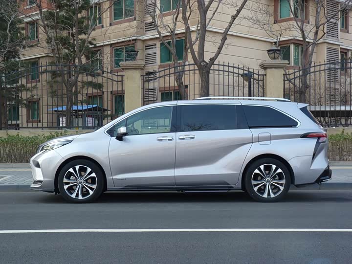 Фото 3 - Toyota Granvia