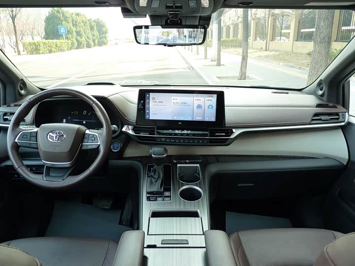 Фото 6 - Toyota Granvia