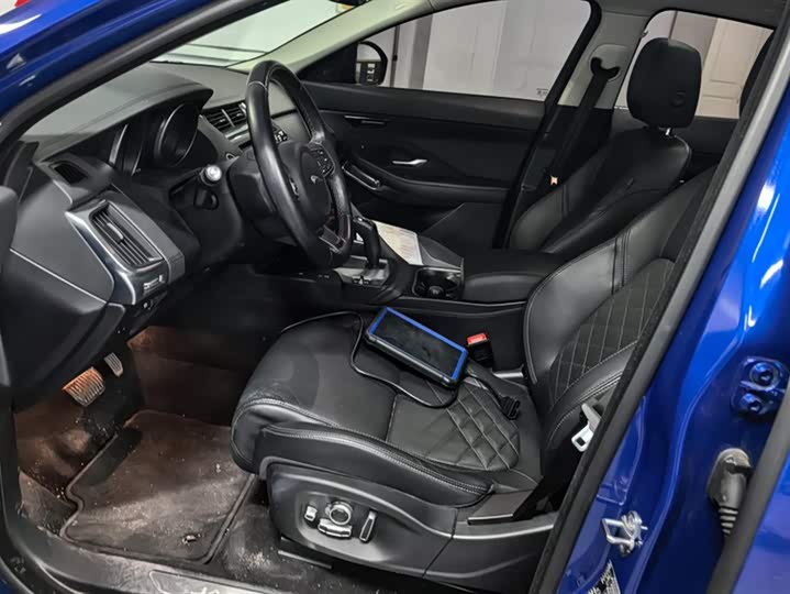 Фото 9 - Jaguar E-Pace