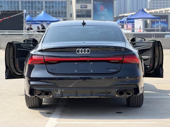 Фото 9 - Audi A7L