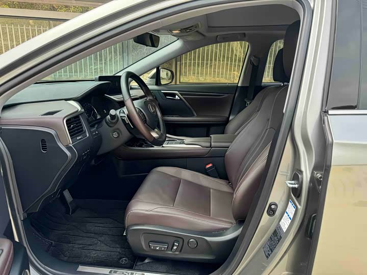 Фото 4 - Lexus RX