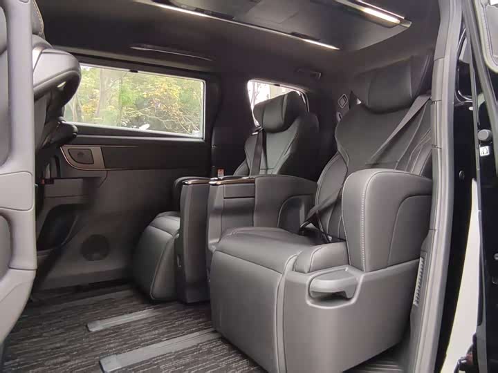 Фото 9 - Toyota Alphard