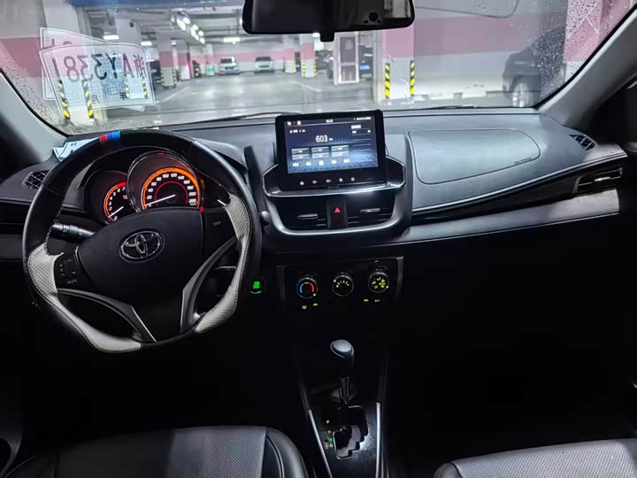 Photo 8 - Toyota Yaris L Hatchback