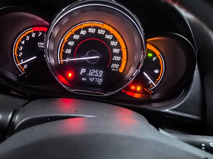 Photo 9 - Toyota Yaris L Hatchback