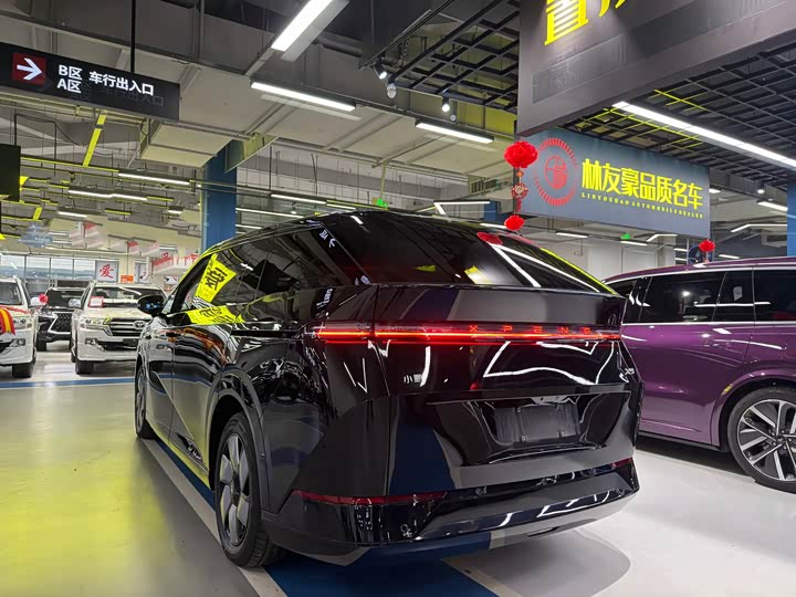 Фото 4 - XPeng X9