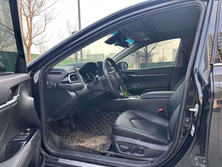 Фото 4 - Toyota Camry