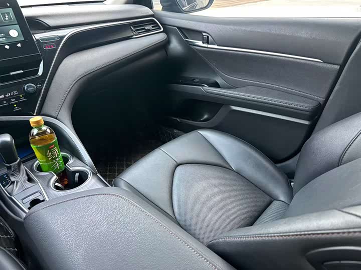 Фото 6 - Toyota Camry