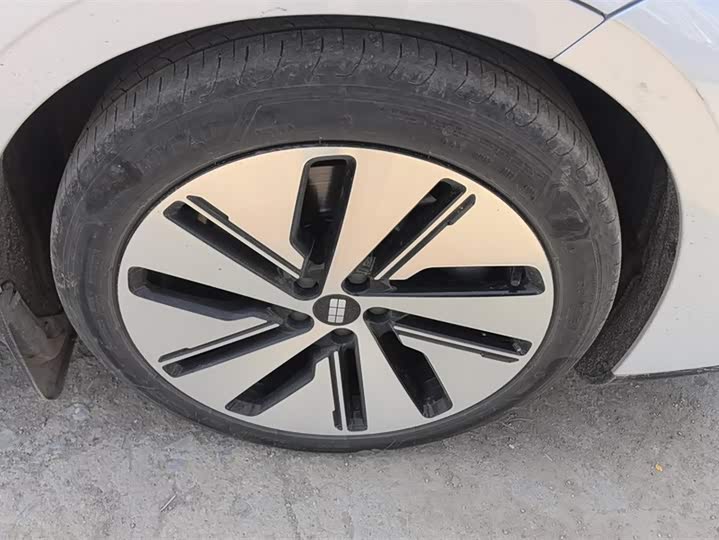 Фото 6 - Geely Galaxy E8