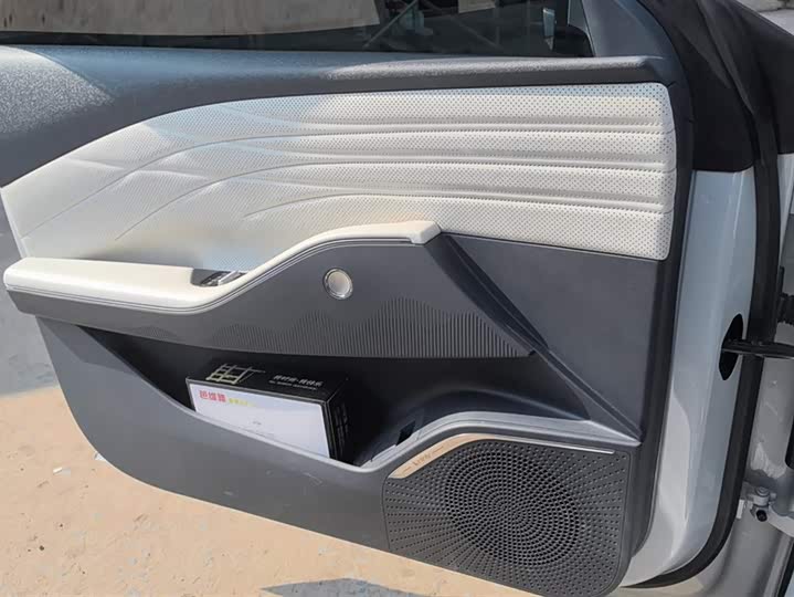 Фото 7 - Geely Galaxy E8