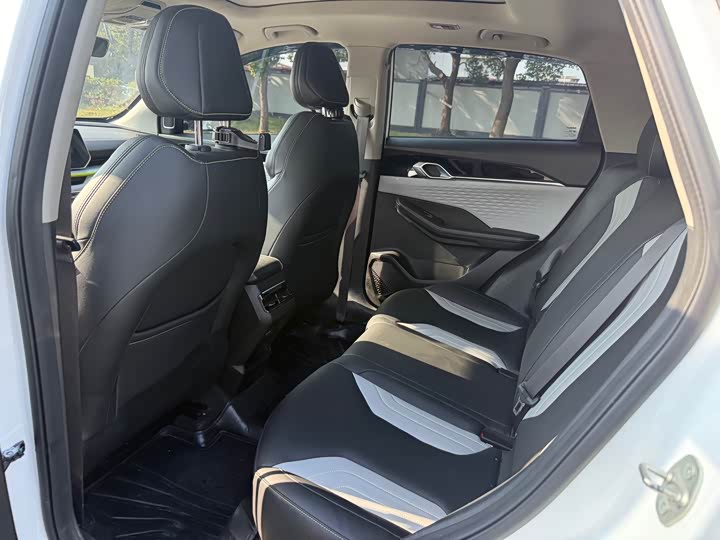 Фото 7 - Geely Coolray