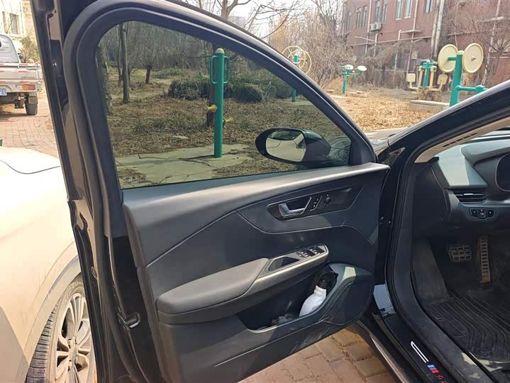 Фото 7 - Hongqi E-QM5