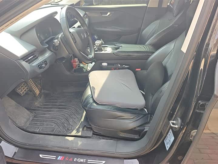 Фото 9 - Hongqi E-QM5