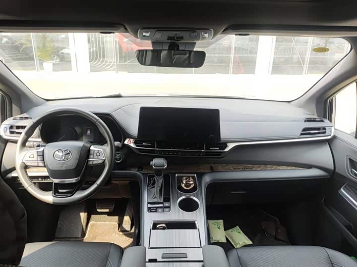 Фото 7 - Toyota Sienna