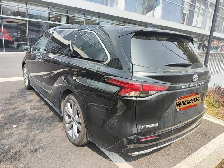 Фото 9 - Toyota Sienna