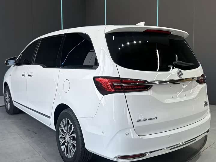 Photo 8 - Buick GL8 ES