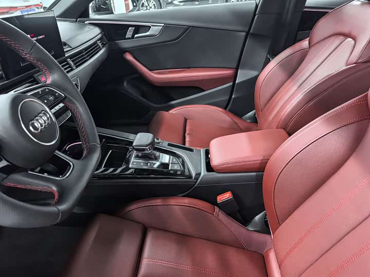 Фото 8 - Audi A4L