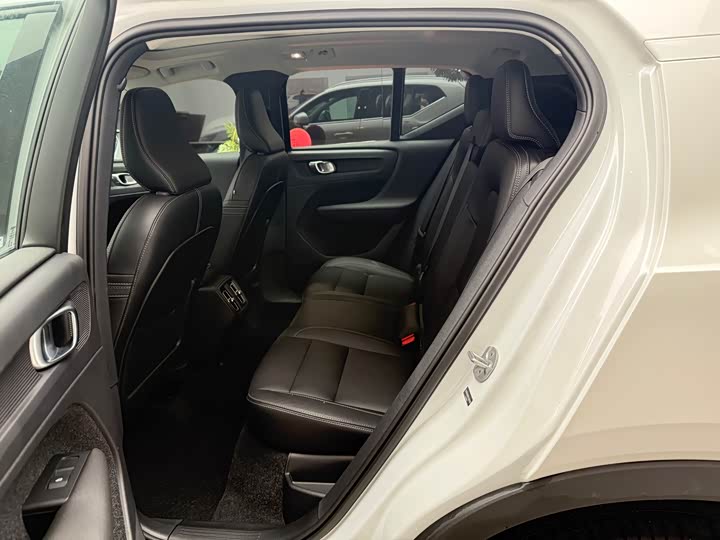 Photo 7 - Volvo XC40