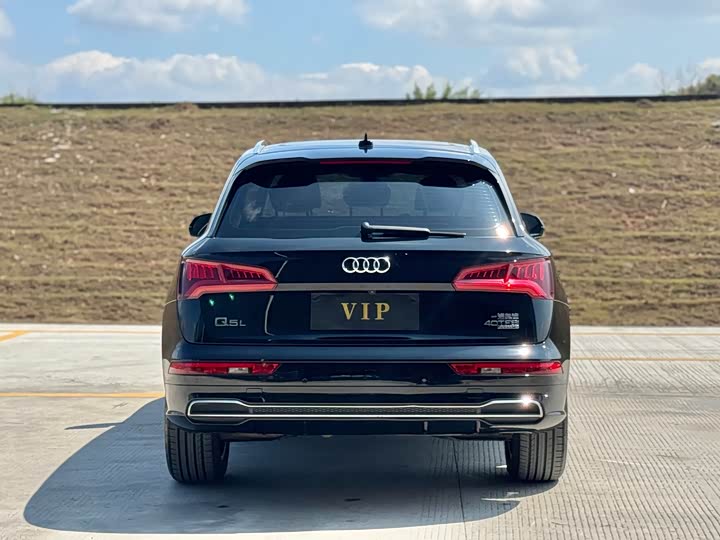 Фото 8 - Audi Q5L