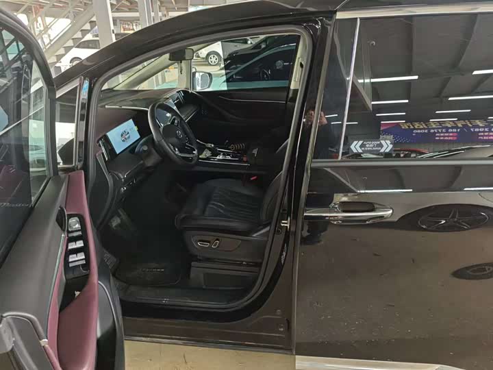 Фото 2 - GAC Trumpchi M8